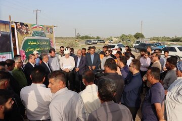برگزاری مراسم کلنگ زنی و آغاز عملیات بهسازی و آسفالت ۷ محور فرعی و روستایی شهرستان شادگان با حضورسرپرست اداره کل راهداری و حمل و نقل جاده‌ای خوزستان