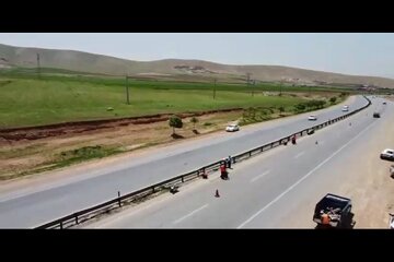 ️ویدیو | عملیات جمع‌آوری گاردریل جهت نصب نیوجرسی در محور بزرگراه کربلا، محدوده گردنه چهارزبر استان کرمانشاه