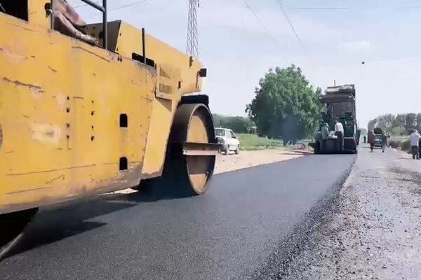 ویدیو| عملیات روکش آسفالت محور روستایی عرب آباد _قوهه در شهرستان چهارباغ