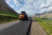 ببینید| تداوم عملیات روکش آسفالت ابتدای محور روانسر - کامیاران به طول ۱ کیلومتر