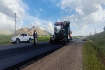 ببینید| تداوم عملیات روکش آسفالت ابتدای محور روانسر - کامیاران به طول ۱ کیلومتر