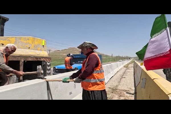 ویدیو | عملیات نصب جدا کننده بتنی (نیوجرسی) در محور سه‌راهی هرسین به هرسین به طول ۷ کیلومتر