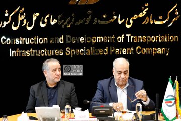 ببینید | نشست مشترک مدیرعامل شرکت ساخت و توسعه با استاندار خراسان جنوبی و نماینده مردم بیرجند و درمیان در مجلس شورای اسلامی
