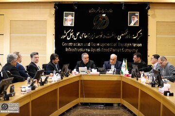 ببینید | نشست مشترک مدیرعامل شرکت ساخت و توسعه با استاندار خراسان جنوبی و نماینده مردم بیرجند و درمیان در مجلس شورای اسلامی