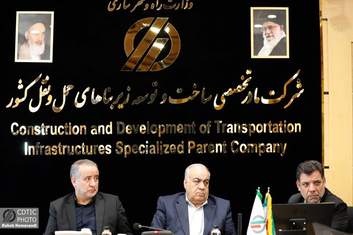 ببینید | نشست مشترک مدیرعامل شرکت ساخت و توسعه با استاندار خراسان جنوبی و نماینده مردم بیرجند و درمیان در مجلس شورای اسلامی