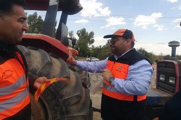 ️نصب شبرنگ و آموزش نکات ایمنی به راکبین ادوات کشاورزی در قصرشیرین همزمان با آغاز فصل برداشت