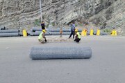 ببینید|ادامه عملیات نصب تورسنگی در محور کرج_کندوان حوزه استان البرز