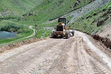 ببینید|انجام عملیات راهداری در محور روستایی تگرباری دیواندره کردستان