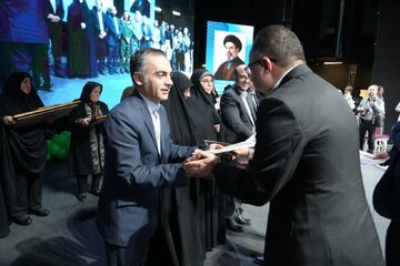 مراسم واگذاری زمین رایگان به خانوارهای متقاضی طرح جوانی جمعیت استان آذربایجان‌غربی