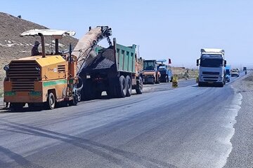 ببينيد | ارتقاي كيفي رويه آسفالتي محور اصفهان - نايين