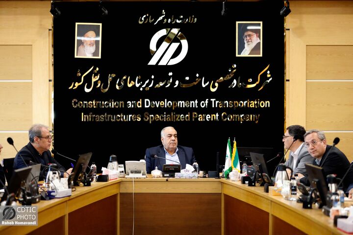 ببینید | دیدار معاون وزیر راه و شهرسازی با همکاران معاونت ساخت و توسعه راه آهن، بنادر و فرودگاه های شرکت ساخت و توسعه