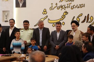 آئین واگذاری زمین به ۹۰ خانواده شهرستان عجبشیر