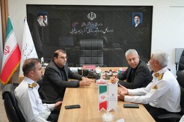 دیدار شارلی انویه تکیه نماینده آشوریان و کلدانیان در مجلس شورای اسلامی و عضو کمیسیون عمران مجلس و فرمانده پلیس راه آذربایجان‌غربی با پیمان آرامون مدیرکل و رییس شورای هماهنگی راه و شهرسازی آذربایجان‌غر