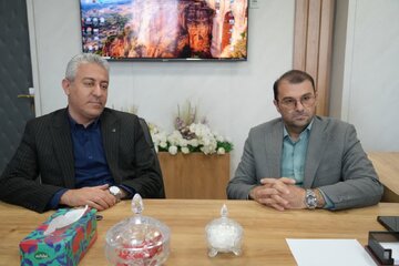 دیدار شارلی انویه تکیه نماینده آشوریان و کلدانیان در مجلس شورای اسلامی و عضو کمیسیون عمران مجلس و مدیرکل صدا و سیمای مرکز استان با پیمان آرامون مدیرکل و رییس شورای هماهنگی راه و شهرسازی آذربایجان‌غربی