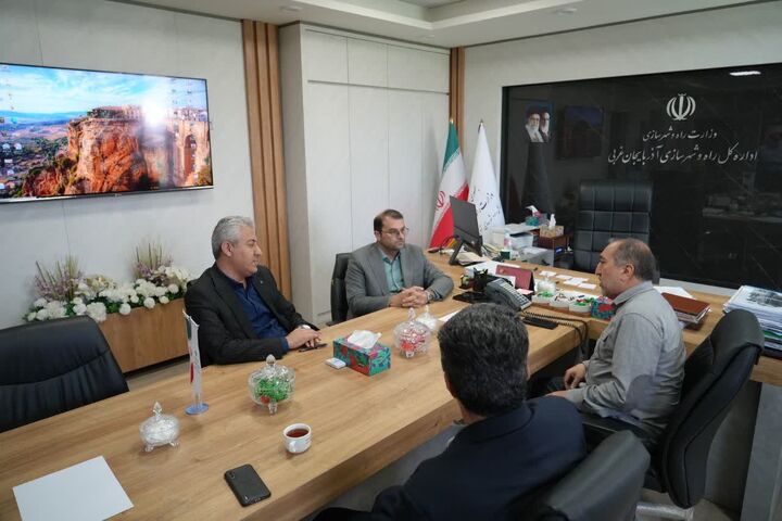 دیدار شارلی انویه تکیه نماینده آشوریان و کلدانیان در مجلس شورای اسلامی و عضو کمیسیون عمران مجلس و مدیرکل صدا و سیمای مرکز استان با پیمان آرامون مدیرکل و رییس شورای هماهنگی راه و شهرسازی آذربایجان‌غربی