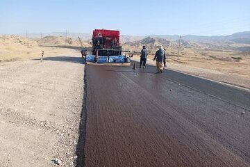 آغاز اجرای پروژه آسفالت حفاظتی در محور مهران–دهلران در استان ایلام