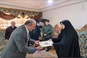 گزارش تصویری //تجلیل از مقام شامخ شهدا در دیدار مدیرکل راهداری و حمل‌ونقل جاده‌ای آذربایجان غربی با خانواده‌های معظم شهدای جنگ رمضان