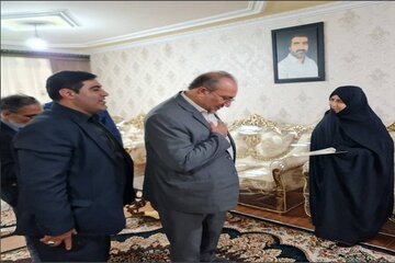 گزارش تصویری //تجلیل از مقام شامخ شهدا در دیدار مدیرکل راهداری و حمل‌ونقل جاده‌ای آذربایجان غربی با خانواده‌های معظم شهدای جنگ رمضان