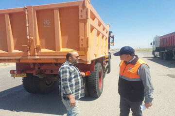 ببینید | گشت و کنترل ناوگان حمل و نقل عمومی مستقر در محور بوئین‌زهرا به قزوین توسط راهداران بوئین زهرا در استان قزوین