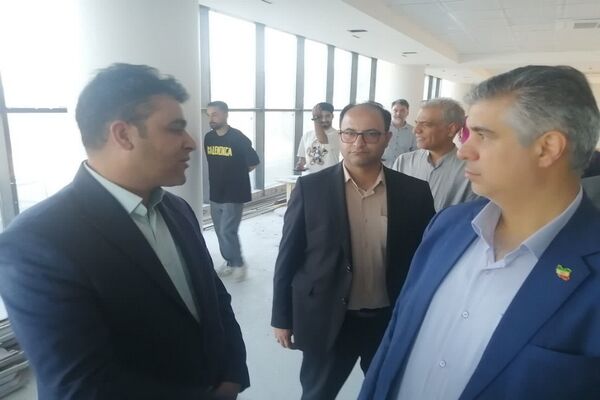 بازدید استاندار مرکزی از کتابخانه مرکزی شهر اراک
