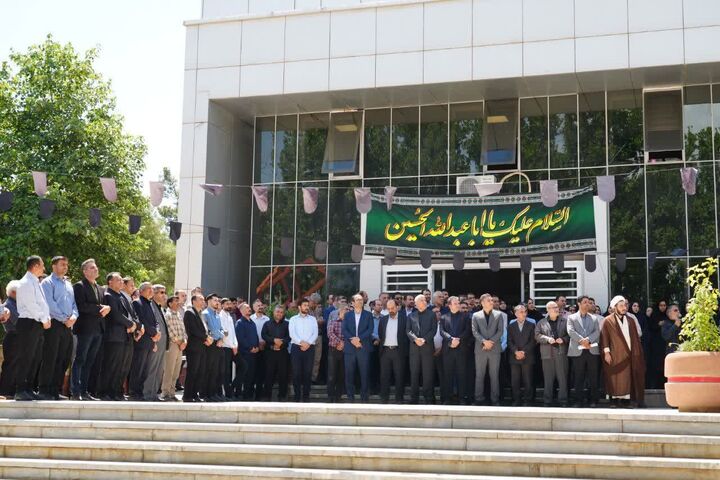 مراسم اهتزاز پرچم حسینی و اعلان عزا با حضور مدیرکل و جمعی از همکاران و عاشقان اهل بیت عصمت و طهارت (ع) در اداره کل راه و شهرسازی آذربایجان غربی