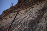 ببینید | گزارش تصویری از عملیات نصب توری بر روی ترانشه های ریزشی کوه در محور کرج کندوان محدوده سد امیرکبیر