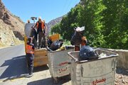 ببینید|پاکسازی و جمع آوری زباله های حاشیه راه در محور  کرج _کندوان توسط عوامل راهداری گچسر