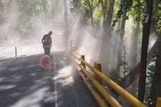 ببینید|پاکسازی و جمع آوری زباله های حاشیه راه در محور  کرج _کندوان توسط عوامل راهداری گچسر