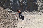 ببینید|پاکسازی و جمع آوری زباله های حاشیه راه در محور  کرج _کندوان توسط عوامل راهداری گچسر