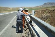 ببینید|عملیات ️ایمن سازی، نصب و مونتاژ گاردریل بر روی پل گردنه مله ماس در بزرگراه سردار شهید حاج محمد سعید ایزدی