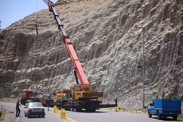ببینید | عملیات نصب توری بر روی ترانشه های ریزشی کوه در محور کرج کندوان محدوده سد امیرکبیر
