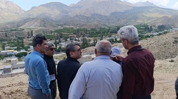 ببینید |بازدید مدیرکل راه و شهرسازی شرق استان سمنان( شاهرود) از احداث دیوار حائل مسکن مهر شهر مجن