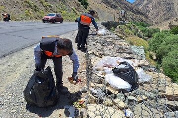 ببینید|پاکسازی و جمع آوری زباله های حاشیه راه در محور  کرج _کندوان توسط عوامل راهداری گچسر