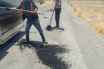 اجرای عملیات راهداری در محورهای روستایی میناب