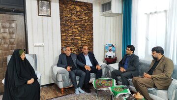 دیدار مدیرکل راه و شهرسازی استان کرمان با خانواده شهید جنگ رمضان
