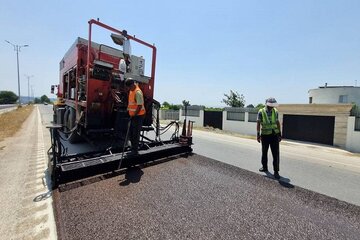 ببینید|آغاز بکار عملیات روکش حفاظتی «میکروسرفیسینگ» در بزرگراه جوادالائمه( راه دسترسی به فرودگاه شهدای ساری) استان مازندران