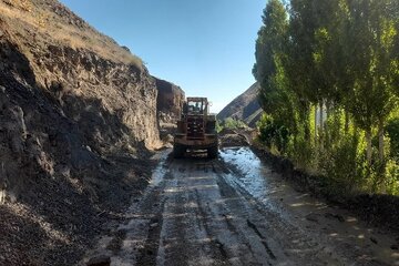 بخشی از محورهای روستایی مسدودشده بر اثر سیلاب در گلبهار بازگشایی شد