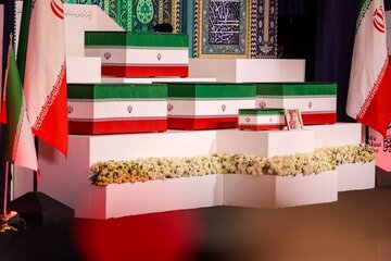 ادای احترام  وزیر راه و  شهرسازی به پیکر آقای شهید ایران