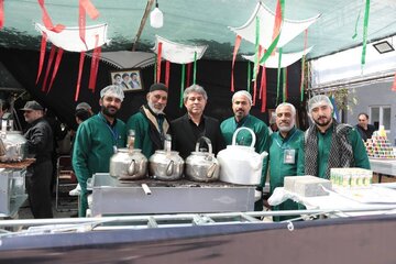 موکب سازمان بنادر و دریانوردی پذیرای زوار و وداع‌کنندگان با رهبر شهید انقلاب
