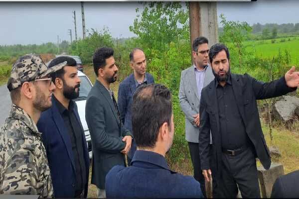 بازدید میدانی مسئولان لنگرود از پروژه‌های نهضت ملی مسکن و جوانی جمعیت در چاف و چمخاله در استان گیلان