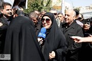 ببینید | حضور فرزانه صادق و هوشنگ بازوند، مدیرعامل شرکت ساخت و توسعه در مراسم تشییع و بدرقه رهبر شهید و قائد امت