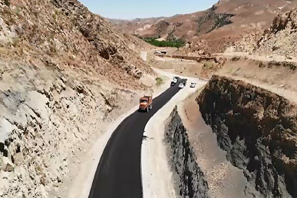 ویدئو| احداث و روکش آسفالت محور روستایی قاضی - میانزو - دربند در شهرستان بجنورد استان خراسان شمالی