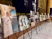 ببینید | نمایشگاهی از تصاویر رهبر شهید انقلاب همزمان با ایام برگزاری مراسم تشییع ایشان در فرودگاه بین‌المللی هاشمی نژاد مشهد