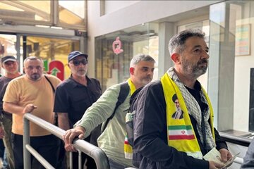 گزارش تصویری //ورود عاشقانه زائران ترکیه از پایانه مرزی بازرگان؛ بدرقه‌ای از جنس وفاداری برای وداع با رهبر شهید