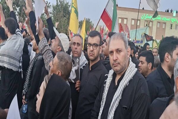 ببینید| حضور جمعی از مدیران و کارمندان، فرمانده و اعضای پایگاه مقاومت بسیج اداره کل راه و شهرسازی استان بوشهر در مراسم تشییع پیکر مطهر قائد شهید انقلاب اسلامی در قم