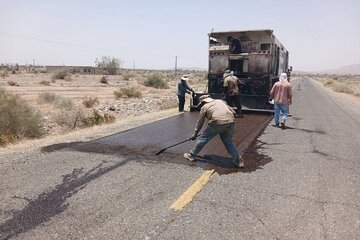 عملیات روکش حفاظتی آسفالت به طول ۱۲ کیلومتر در محور کوشکمور عنبرآباد در جنوب کرمان آغاز شد