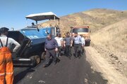 ببینید|بازدید معاون فنی و راه های روستایی بهمراه روسای ادارات راه روستایی و راهداری طالقان از پروژه‌های روکش آسفالت شهرستان طالقان