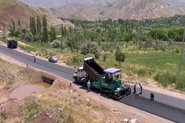 ویدیو|عملیات روکش آسفالت محور جوستان به شهرک حوزه راهداری شهرستان طالقان