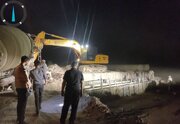 اجرای عملیات شبانه بتن‌ریزی قطعه 4 محور شهداد-نهبندان در استان کرمان
