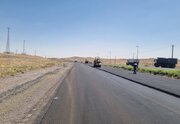 ببینید/ اجرای عملیات بهسازی و روکش آسفالت محور شهربابک- انار در استان کرمان